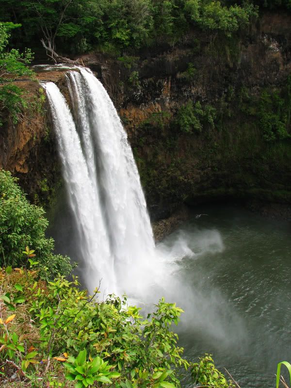 http://i49.photobucket.com/albums/f283/mrpaulo77/HI%20ps/wailuafalls.jpg