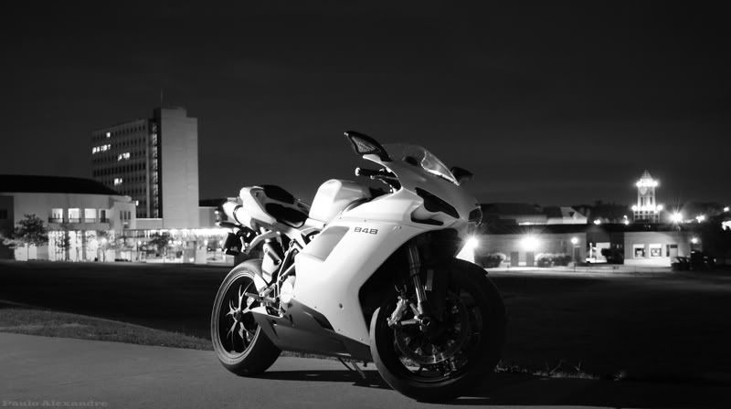 http://i49.photobucket.com/albums/f283/mrpaulo77/Night%20Bikes/ducati2.jpg