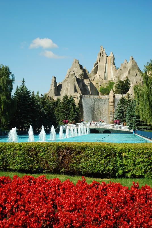 http://i49.photobucket.com/albums/f283/mrpaulo77/Toronto%20and%20Wonderland/Mountain1.jpg